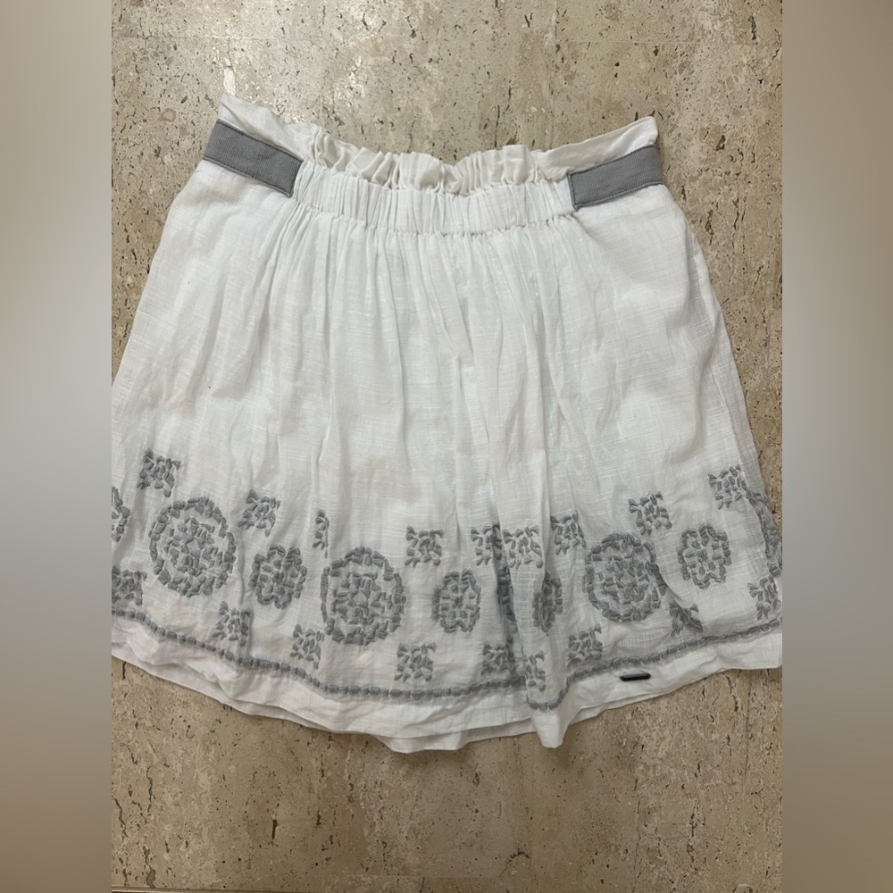 Hollister White and Gray Embroidered Cotton Skirt Size Small
